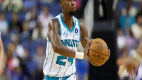 深圳佳兆業与天津泰達1-1战平，马里失误助巴斯蒂安斯破门，关键战锁定保级关键